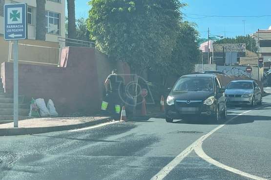 Casi 12 horas de derrame de agua en la carretera de Melenara/TA.